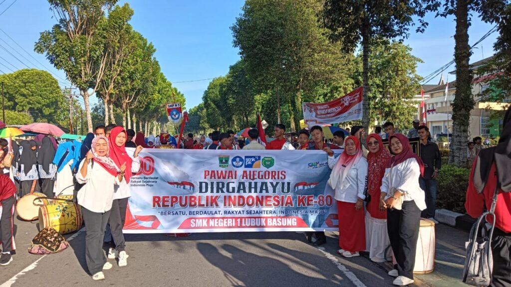 SMKN 1 Lubuk Basung Meriahkan Pawai Alegoris HUT RI ke-80 dengan Semangat Tinggi
